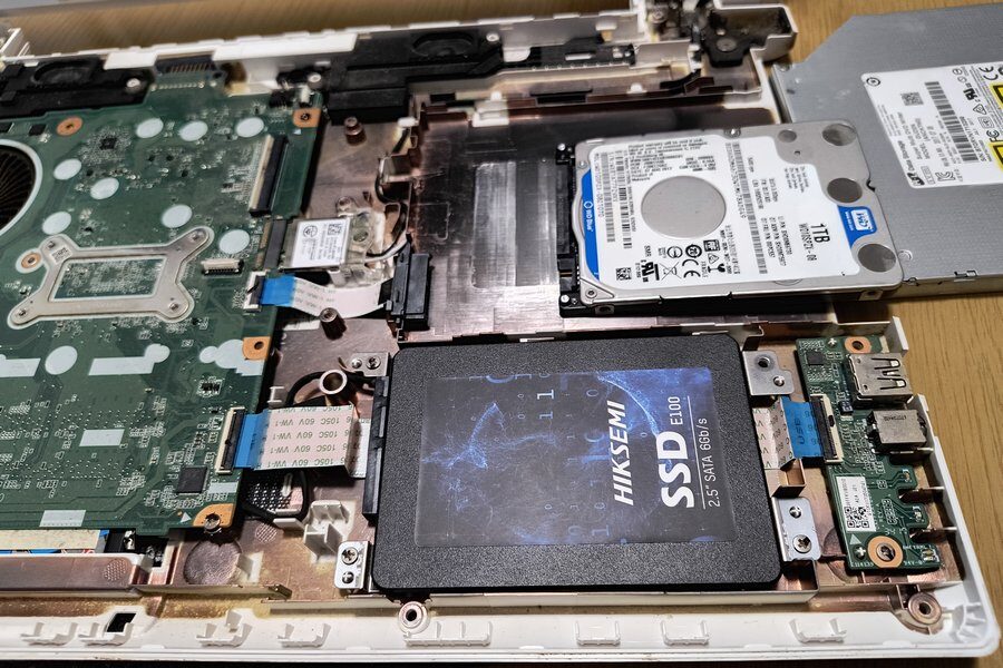 取り付けたSSDと外したHDD 取り付けたSSDと外したHDD